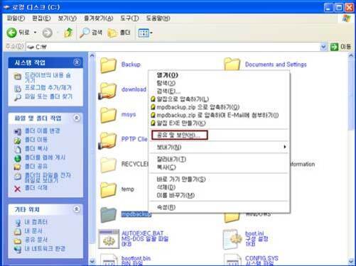 윈도우 XP 탐색기에서 C 드라이브의 폴더 목록이 보이고, 사용자가 마우스 오른쪽 버튼을 클릭하여 '압축을 풀 위치...' 메뉴를 선택한 상황