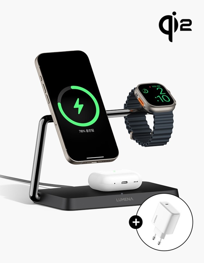 스마트폰, 스마트워치, 무선 이어폰을 동시에 충전할 수 있는 3-in-1 무선 충전기와 어댑터가 함께 있는 제품 이미지. 상단에는 'qi2' 로고가 있다.